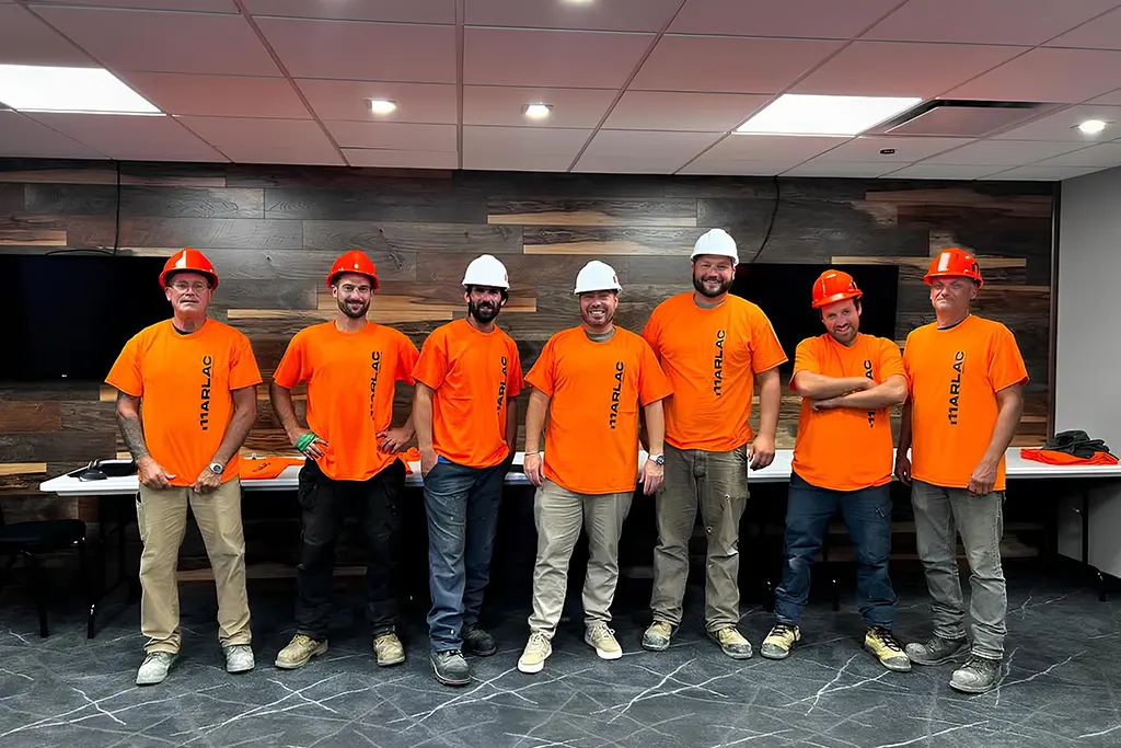 El equipo de Marlac con camisetas naranja y cascos